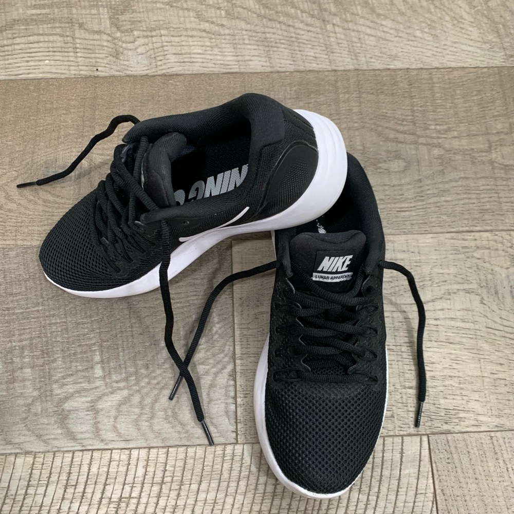Women’s NIKE’s. Size 6